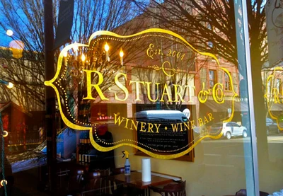 How Restaurants Can Use Vinyl Graphics to Improve the Customer Experience