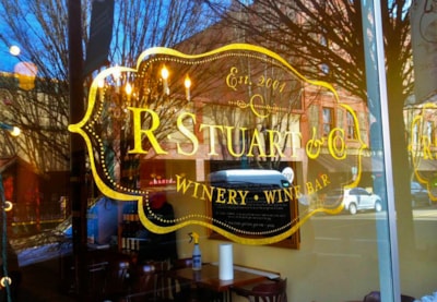 How Restaurants Can Use Vinyl Graphics to Improve Customer Experience