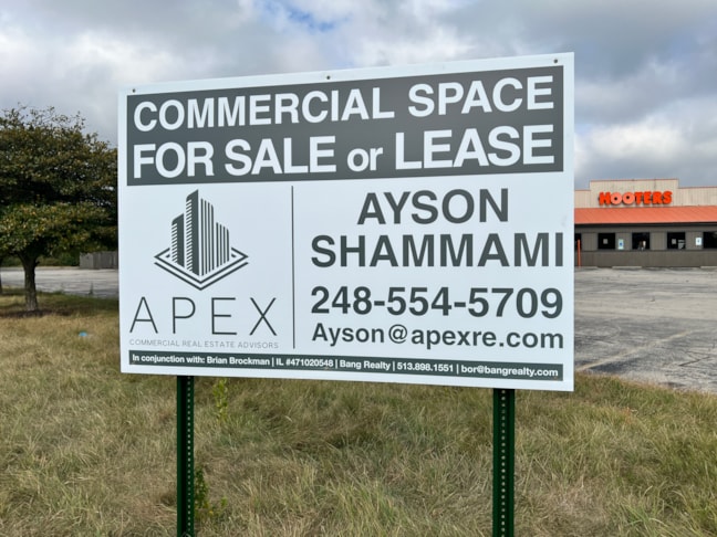 Post & Panel Signs | Real Estate Signs | Rockford, IL | Corrugated Plastic / CoroplastTM | Apex Commercial Real Estate | Hooters Rockford | Signs Rockford 